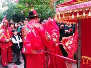 新娘踩红毡的由来